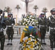 Los honores militares fueron presididos por el general Mauricio Moreno, comandante de la Segunda División del Ejército, Cortesía