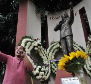 Este es uno de los monumentos del artista mexicano. Los fans homenajean al 'Príncipe de la canción' en todo el mundo y lo recuerdan por sus canciones que quedaron en la mente y el corazón de los amantes de la música romántica. AFP