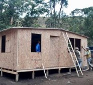 La carpa es temporal mientras que el Ministerio de Educación, a través de Findeter, comienza la construcción de un aula más optima para los estudiantes sardinatenses. Cortesía