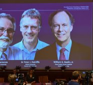 Gregg Semenza, Peter Ratcliffe y William Kaelin. AFP