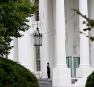 Un agente de los Servicios Especiales monta guardia a la entrada del Pentágono.
AFP