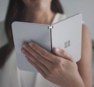 Surface Duo es la nueva apuesta en material de Smartphones que propone Microsoft para hacer competencia a las grandes empresas como lo son Google y Apple.  AFP