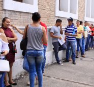 El Gobierno está trabajando en un proyecto para fijar los lineamientos para que las entidades públicas vinculen jóvenes entre 18 y 28 años sin experiencia. Archivo