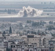 Los enfrentamientos se han presentado en la zona desde el miércoles, cuando Ankara lanzó una largamente temida ofensiva contra las Fuerzas Democráticas Sirias (FDS), lideradas por los kurdos y a las que considera "terroristas" vinculadas con insurgentes dentro de Turquía. AFP