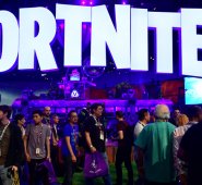 El videojuego debe su éxito, en parte, a su fórmula "freemium", la versión gratuita que permite realizar compras dentro del juego y jugar en línea en todos los soportes, la PC, el teléfono inteligente y la consola. AFP