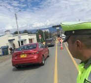 Como parte del ‘Plan Retorno’, el Ejército desplegó unos 2.000 hombres para custodiar el retorno de los turistas en las carreteras nacionales. Tomada de Twitter @TransitoPolicia