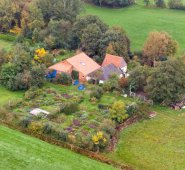 "Nunca antes había visto algo así", confesó Rogeer de Groot, el alcalde de Ruinerwold, pueblo donde se encuentra la finca perdida en mitad del campo y rodeada de árboles. AFP