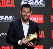 Messi recibió su tercer galardón consecutivo, algo que nadie había conseguido antes desde que se creara esta distinción en 1967 con el mítico Eusebio como primer ganador merced a sus 42 tantos. AFP