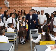 El anuncio lo hizo el presidente Iván Duque en el marco de la inauguración de la institución educativa Gabriel García Márquez, que tuvo una inversión por parte de la Nación de 16.234 millones de pesos y de 9351 millones de la Entidad Territorial Certificada (ETC) de Girón, para beneficiar a más de 1300 estudiantes del municipio.  Colprensa