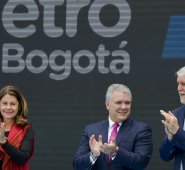 El presidente Iván Duque y el alcalde Enrique Peñalosa anunciaron que el consorcio APCA Transmimetro se impuso por encima de su única competidora, hispano-mexicana, y obtuvo la licitación. AFP