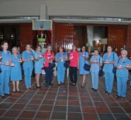 ‘Enciende esta luz e ilumina el sendero de la esperanza’ es el mensaje que llevaron las damas de azul hasta la iglesia  Nuestra Señora del Carmen. Mario Caicedo/La Opinión