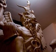 En su sitio web, el Templo Satánico se distingue de otra organización, la Iglesia de Satanás, llamándose a sí misma "la principal organización religiosa satánica en el mundo". Twitter