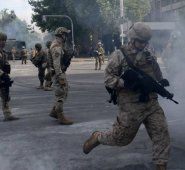 El gobierno chileno sacó a las calles las tanquetas del Ejército para intentar reprimir la protesta social que estalló como consecuencia de las alzas en los pasajes del metro y para exigir mejoras en las condiciones sociales de los habitantes de ese país austral. AFP