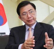 Kim Doo Sik, Embajador de Corea del Sur, expondrá sobre el desarrollo de la relaciones bilaterales de su país con Colombia y la claves del desarrollo económico aludiendo al ‘milagro’ de crecimiento coreano. Internet