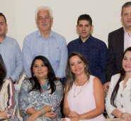 Jhonatan Valencia, Carlos Arturo Guzmán Peláez, Felix Bello y Luis Carlos Cárdenas. Sentadas: Maira Villamizar, Lucila Vesga, Aryabu Arenas y Amanda Carrillo.
Alfredo Estévez