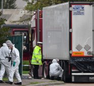 La policía británica dijo querer acelerar el proceso de identificación de las huellas dactilares de las personas encontradas en el camión, pero aclaró que llevará tiempo. AFP