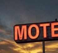 El establecimiento de manera inicial fue cerrado por ocho días, sin embargo, se espera una sanción mayor por permitir esta clase de actividades que involucra a menores de edad. Internet