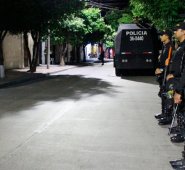 Escuadrones del Esmad mantienen custodiado el Centro de Convivencia Ciudadana de Villa del Rosario, donde se adelanta el proceso de escrutinio de esta reñida votación. Los candidatos Eugenio Rangel Manrique y Carlos Julio Socha están a la espera de conocer quién de ellos se alza con la victoria de la jornada y se convierte en el sucesor del alcalde Pepe Ruiz. Caros Ríos