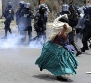 Duros choques esta semana entre manifestantes oficialistas y opositores en Santa Cruz, La Paz y Cochabamba, dejaron un saldo preliminar de más de 40 heridos, entre ellos cinco de bala.  AFP