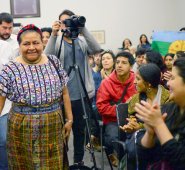 La premio nobel de paz (1992), Rigoberta Menchú, está en Chile conociendo un informe sobre muertes ocurridas durante las protestas.
AFP