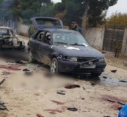 Cuatro vehículos pertenecientes a los yihadistas fueron destruidos, indicó el ministerio, que publicó fotos de autos y cuerpos calcinados y ensangrentados. AFP