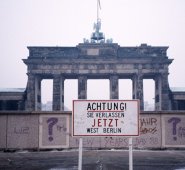 La imagen tomada en 1988 y disponible el 9 de noviembre de 2019 muestra una vista tomada desde Berlín Oeste hacia Berlín Este. AFP