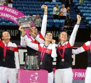 La pareja francesa se impuso en dos sets, 6-4 y 6-3.  AFP