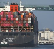 Las mercancías que pasan por el puerto californiano están valoradas en más de 380.000 millones de dólares y esta actividad crea más de tres millones de empleos AFP