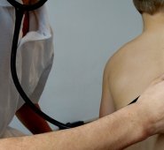 Según la Organización Mundial de la Salud (OMS), la neumonía es responsable del 15% del número total de fallecimientos de niños de menos de cinco años en el mundo. Pixabay referencial