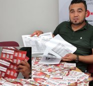 Fernando Mendoza, quien fuera el coordinador de la campaña de Hernando Acevedo, encabeza las demandas en contra del excandidato a la Alcaldía. El denunciante exhibe decenas de carnés de los presuntos beneficiarios de los mercados, así como los listados.  César Obando