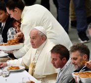 En el día en que la Iglesia católica celebra la Jornada Mundial de los Pobres. AFP