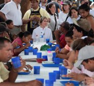 Kelly Craft, embajadora de Estados Unidos ante Naciones Unidas, recorrió la frontera con Venezuela y conoció el hogar de paso  La Divina Providencia, que está ubicado en La Parada. Durante la visita, esta diplomática conversó con la población migrante. Mario Caicedo/La Opinión