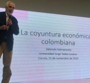 Salomon Kalmanovitz resumió durante su conferencia la situación actual de la economía colombiana, destacando que el déficit comercial, el crecimiento sectorial y la desindustrialización son los principales defectos del país. Twitter de CENS