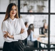 La presión para mostar su mejor cara en una entrevista se siente a escala mundial, pues el 68% de las personas admitió haber usado siempre maquillaje para asistir a una entrevista de trabajo. Cortesía