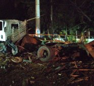 Al parecer, los delincuentes lanzaron dos cilindros cargados de explosivos contra las instalaciones policiales, generándose después un incendio en el sitio. Colprensa