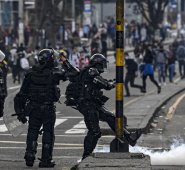 La Procuraduría abrió indagación disciplinaria por los hechos ocurridos en la tarde de este sábado, en la calle 19 con carrera 4, donde resultó herido un joven, quien estaría participando de la manifestación pacífica que se convocó. AFP