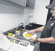 El informe del dane reveló que las mujeres continúan teniendo una mayor participación en las labores domésticas que los hombres. Archivo