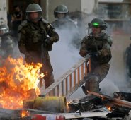 Durante el estallido social que comenzó en Chile el 18 de octubre, Piñera decretó Estado de Emergencia por nueves días, medida que otorga a las Fuerzas Armadas el control de la seguridad de la población y el resguardo de la vía pública, ante las violentas manifestaciones, saqueos e incendios que se produjeron. AFP