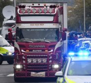Los cadáveres de 31 hombres y 8 mujeres, entre ellos dos adolescentes de 15 años, fueron encontrados el 23 de octubre dentro de este camión en el polígono industrial de Grays, al este de Londres. AFP