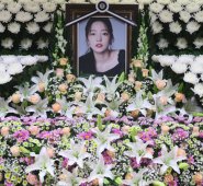 El retrato de la fallecida estrella del K-pop Goo Hara fue rodeado de flores en un altar conmemorativo en un hospital en Seúl.
 AFP