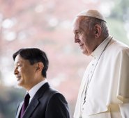 El Papa Francisco se reunió con el emperador japonés Naruhito, en el Palacio Imperial en Tokio, este lunes.
 AFP