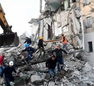 Varias réplicas se sintieron después del temblor principal. La más fuerte alcanzó una magnitud de 5,3, según el Centro Sismológico Euromediterráneo. AFP