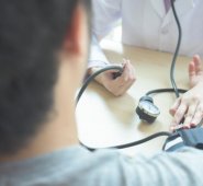 La tensión arterial normal en adultos es de 120/80 mm Hg. Cuando es superior a 140/90 mm Hg, se considera a la persona hipertensa. Freepik.es