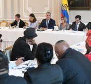 Por la sociedad civil asistieron representantes de las víctimas, las negritudes, indígenas, la Iglesia Católica y algunos congresistas, entre otros.
Colprensa