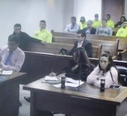 Epa Colombia, como se le conoce a la influenciadora de redes sociales, Daneidy Barrera, se sentó ayer en el banquillo durante la audiencia en la cual no aceptó cargos.
 Colprensa