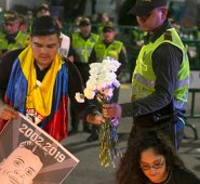 Universitarios y efectivos de la policía metropolitana de cúcuta (mecuc) se unieron en el comando del barrio San Mateo, para rendir un homenaje a Dilan Cruz, el joven de 18 años que, según Medicina Legal, fue asesinado en medio de las protestas de Bogotá. Juan Pablo Cohen