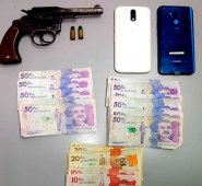 Las autoridades recuperaron el dinero y los celulares robados. Cortesía