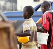 Se descubrió a otros niños atados en la escuela. El maestro, cuatro padres y madres y el herrero que forjó las cadenas fueron detenidos. Comparecieron el miércoles ante el juez y reconocieron los hechos.  AFP