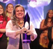 Ludirlena Pérez Carvajal sobrevivió a dos ataques por parte de las Farc y de los paramilitares. Aunque intentó quitarse la vida, decidió vivir para escribir una nueva historia y este año fue galardonada como la Mujer Cafam.
 Colprensa