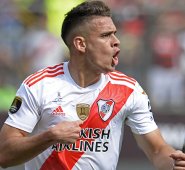 Borré siempre muestra sacrificio y esfuerzo para presionar sobre la salida rival y aportar varias veces como punto de apoyo en el ataque. AFP